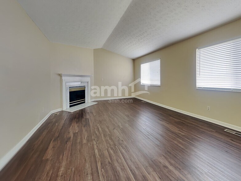 Building Photo - 3679 Shorewood Dr