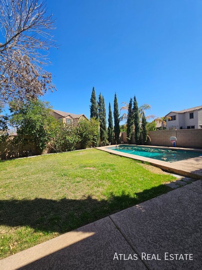 Building Photo - 1076 E Phelps St