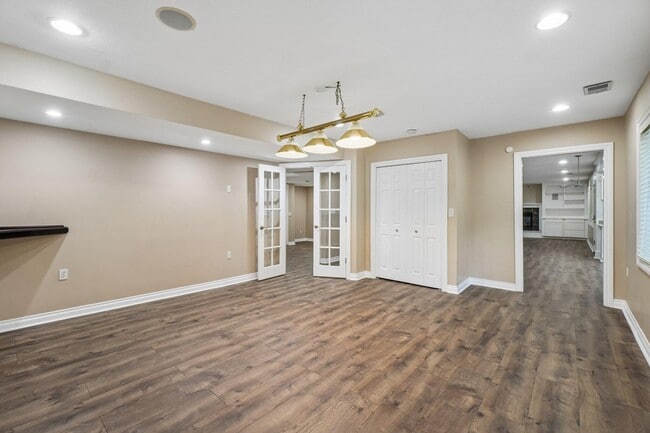 Building Photo - 1819 Brookview Dr