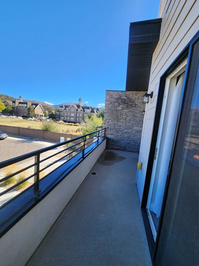 Building Photo - Modern 3-Bedroom Home with Balcony for Ren...