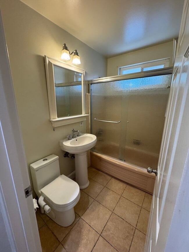 Building Photo - Charming 3 Bedroom / 2 Bathroom Home