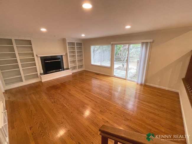 Building Photo - Large 3 Bedroom, 2.5 Bathroom, Great Neigh...