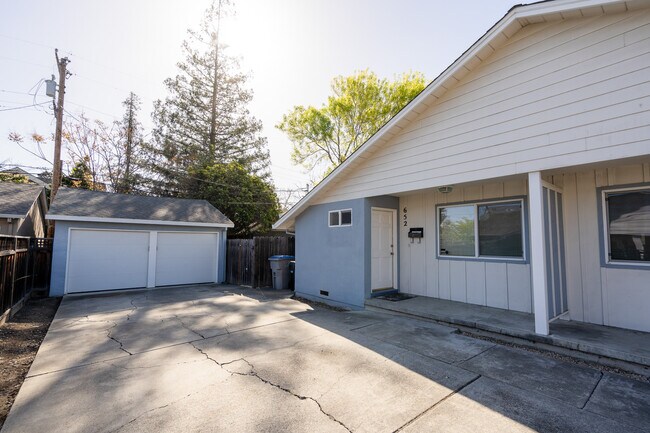 Building Photo - 652 Cypress Ave