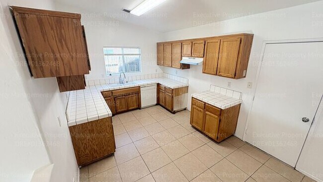 Building Photo - 4 bedroom 2 bathroom home located near S. H St/ Berkshire Rd