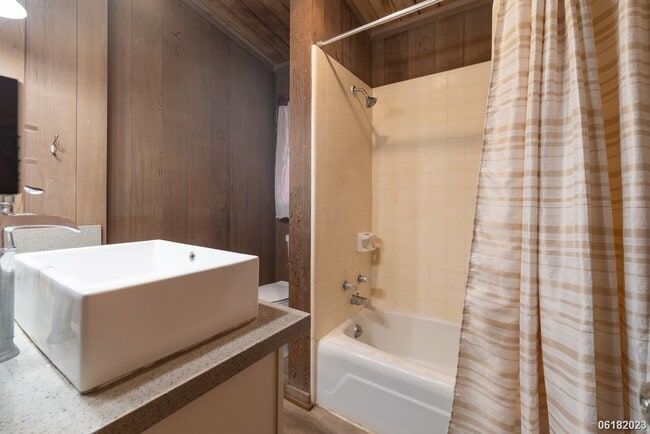Building Photo - Fully Renovated 3BR/2BA/2Car Garage in Pea...