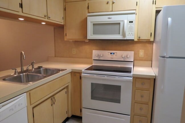 Building Photo - 2BR/2BA Townhome
