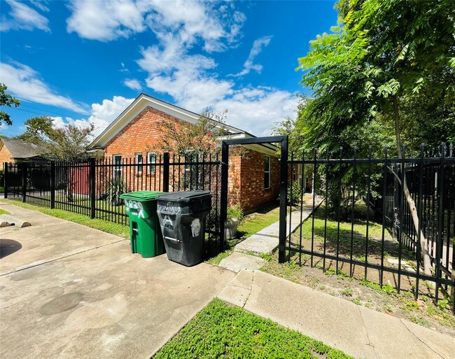 Building Photo - 5830 Clarewood Dr