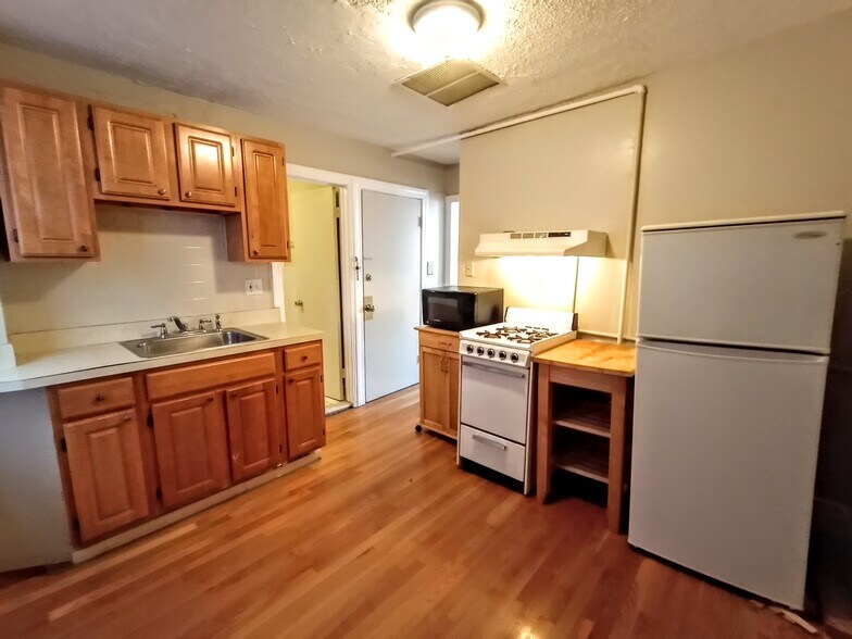 Primary Photo - 18 Parmenter St