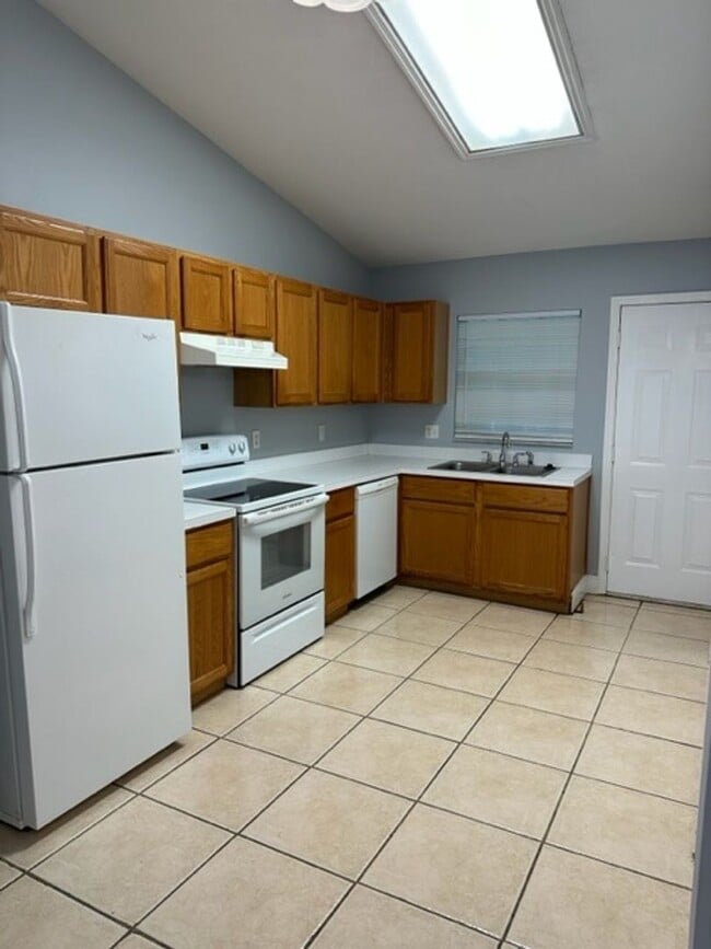 Building Photo - 2 Bed 2 Bath 1/2 Duplex in St Cloud close to Lakefront!