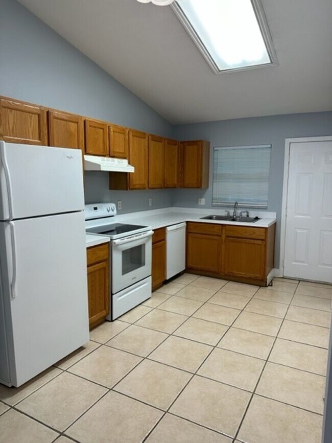 Building Photo - Coming soon ... 2 Bed 2 Bath 1/2 Duplex in St Cloud close to Lakefront!