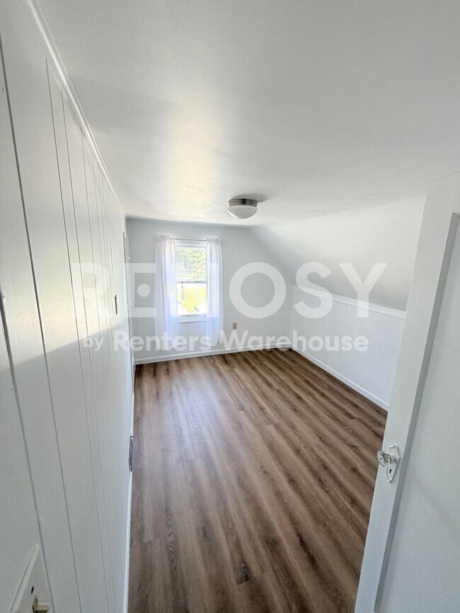 Building Photo - Available Now 3 Bedroom 1 Bath Single Family Home in Winsted