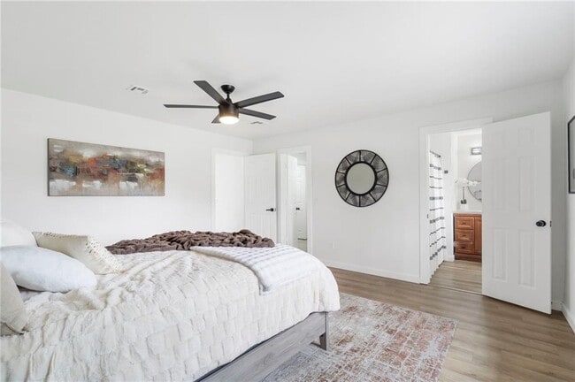 Building Photo - 701 NW Ford Ln