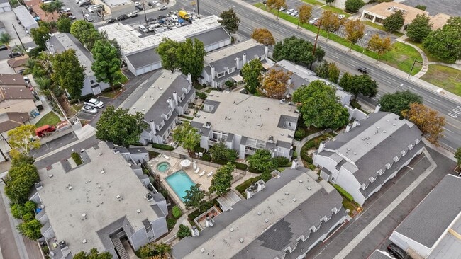 Building Photo - Spacious 3-Bedroom Townhome in Orangethorp...