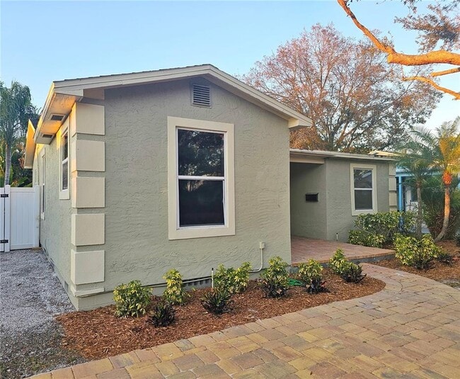 Building Photo - 5610 Kelly Dr N