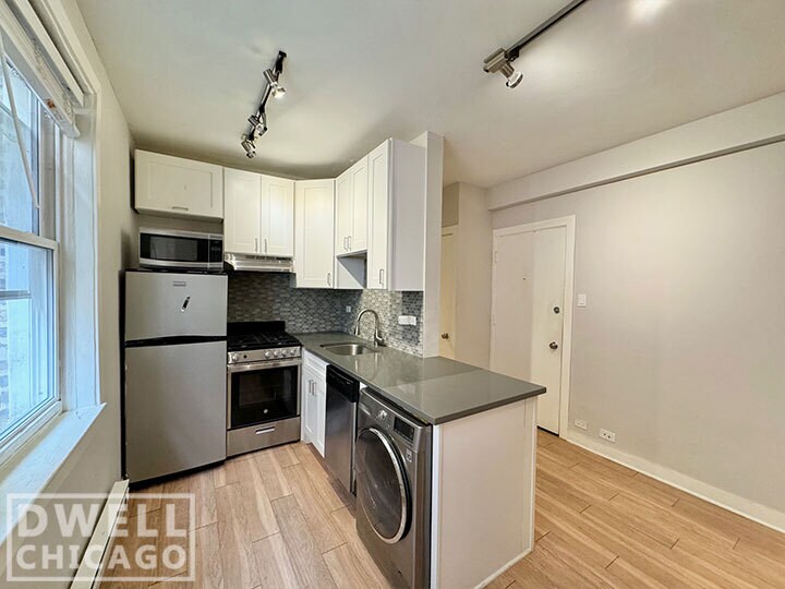 Building Photo - 501 W Belmont Ave