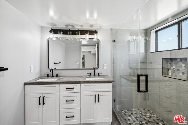 Building Photo - 819 E La Palma Dr