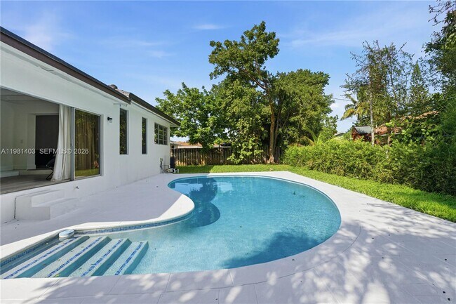 Building Photo - 10845 Peachtree Dr