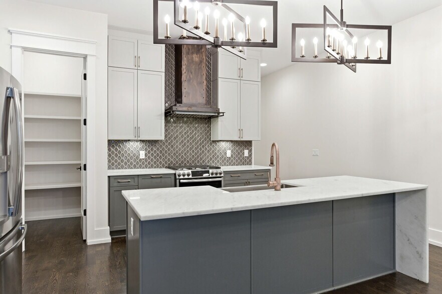 Building Photo - 1708B 15th Ave S