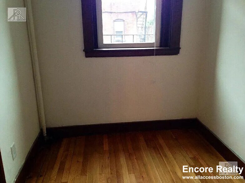 Building Photo - 849 Beacon St