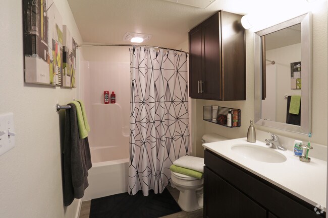 4BR - Bathroom - U Club Sunnyside | Student Apartments