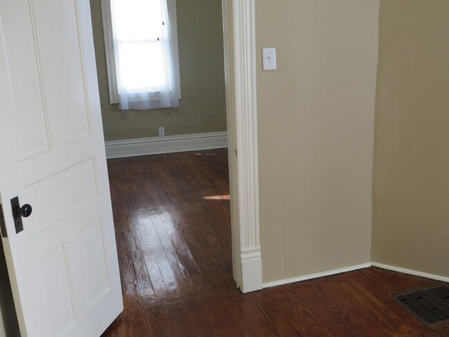 Building Photo - February - One Bedroom Cottage House in the Heart of Downtown (West Central, Downtown)