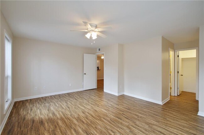 Building Photo - 210 Wynnes Ridge Cir SE