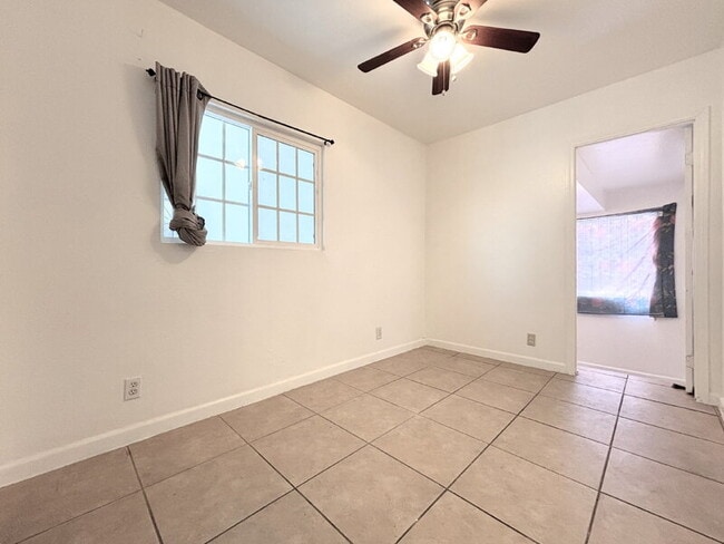 Building Photo - 950 Clela Ave