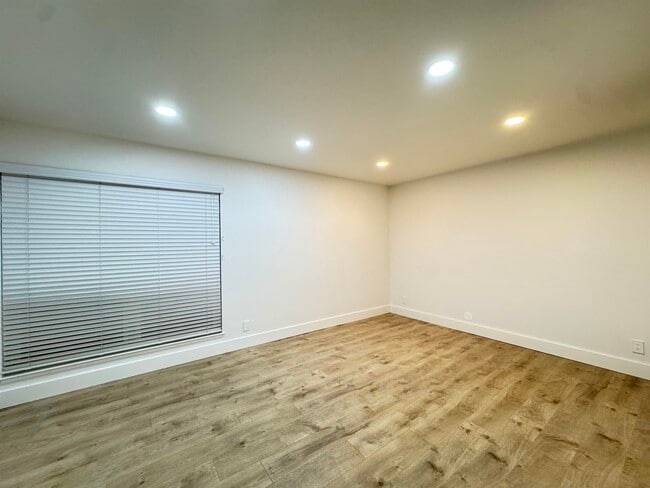 Building Photo - 2083 Ascot Dr