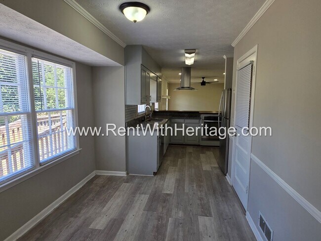 Building Photo - 7016 Skyline Dr