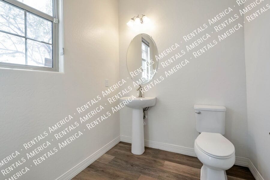 Building Photo - 1540 N Balboa