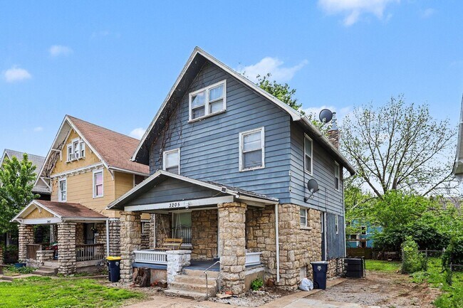 Building Photo - *MOVE IN SPECIAL* $250 Off First Full Month's Rent OR Free 55in TV!