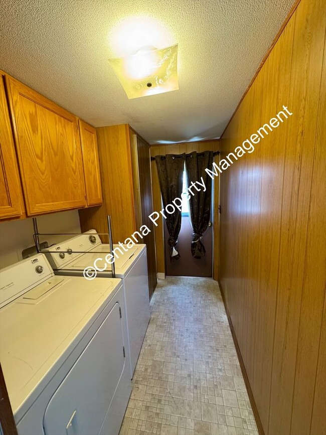 Building Photo - 3 bedroom 2 bathroom mobile home off of Co...