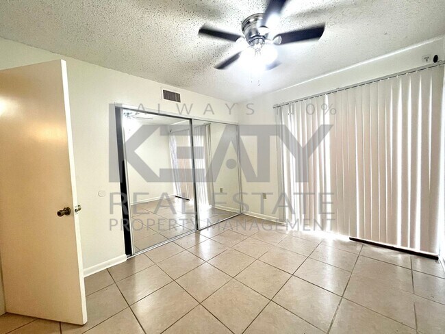 Building Photo - 803 Fox Run Ave