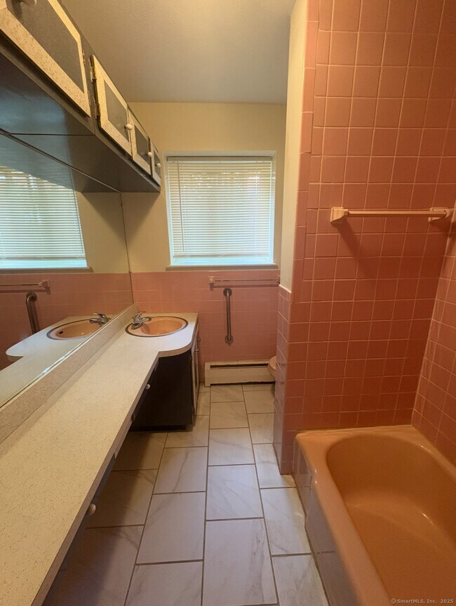 Building Photo - 492 Fountain St