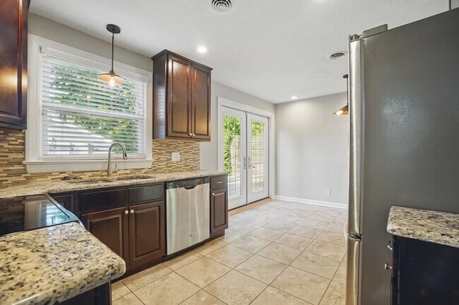 Building Photo - 144 W Randall Ave