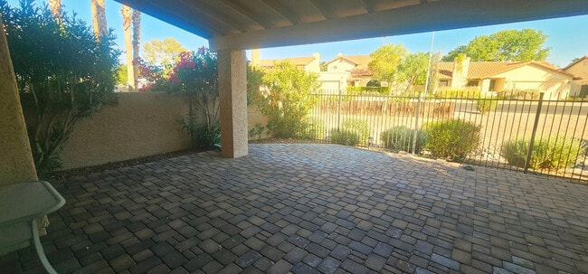 Building Photo - 333 E Lilac Dr