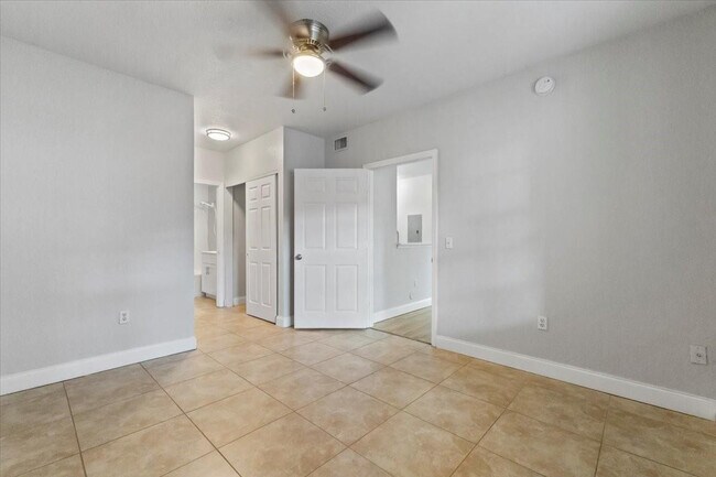 Building Photo - 2301 Belmont Ln