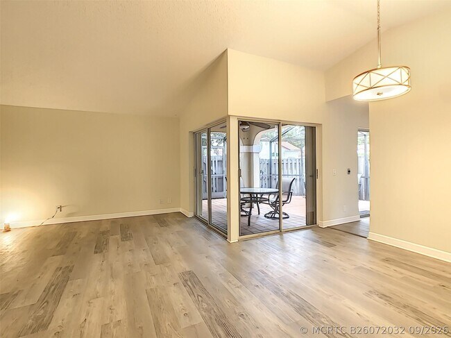 Building Photo - 1370 Cottonwood Cir