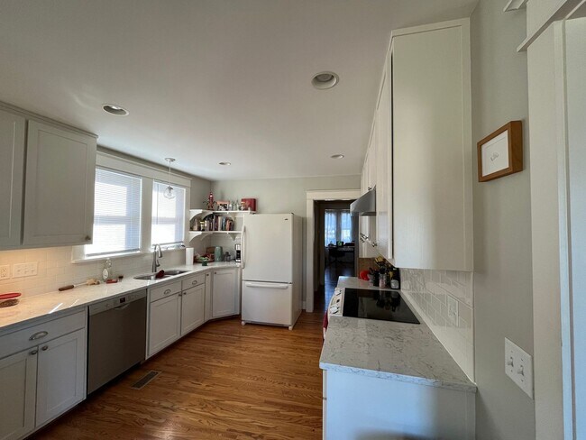 Building Photo - Charming Home in Belmont-Hillsboro Neighborhood, minutes to Vandy and Belmont, Fenced Yard