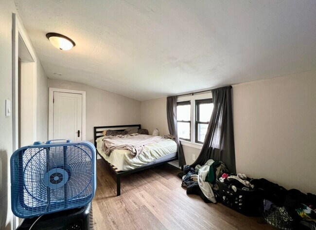 Building Photo - 437 S 73rd St
