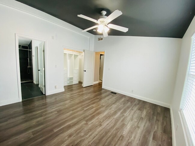 Building Photo - Charming Country Property with Option to L...