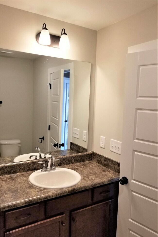Building Photo - Home for Rent in Lincoln! COMING SOON!