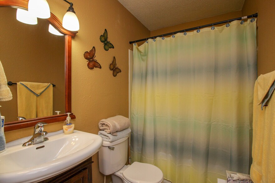 bathroom #2 - 405 Mimosa Ct
