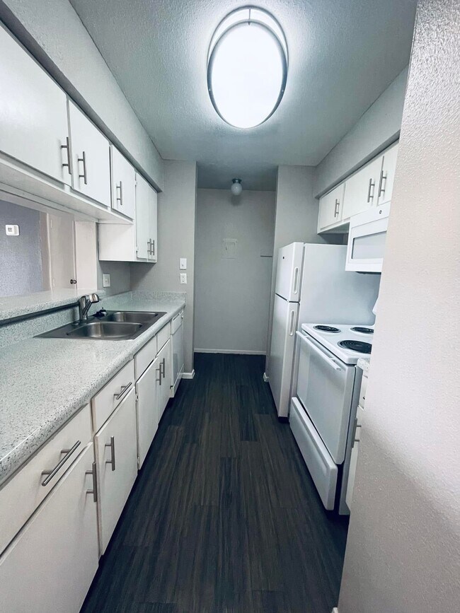 Building Photo - 420 Garland Dr