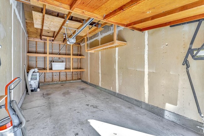 Building Photo - Upstairs Condo with Garage