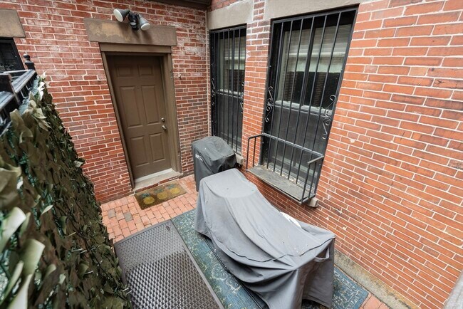 Building Photo - 127 Beacon St