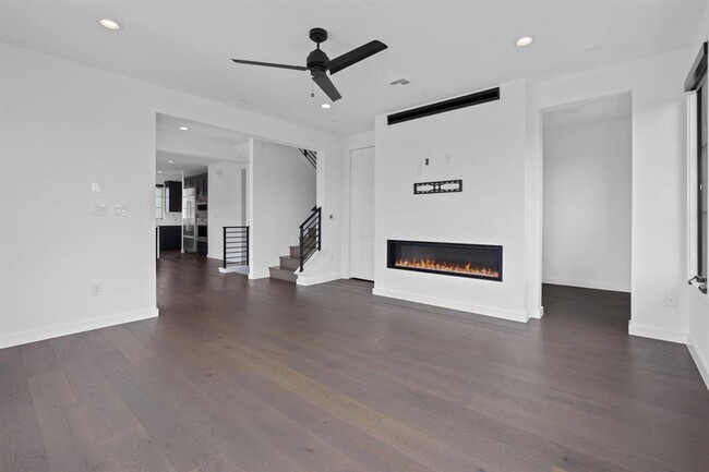 Building Photo - 701 Ariana Ct