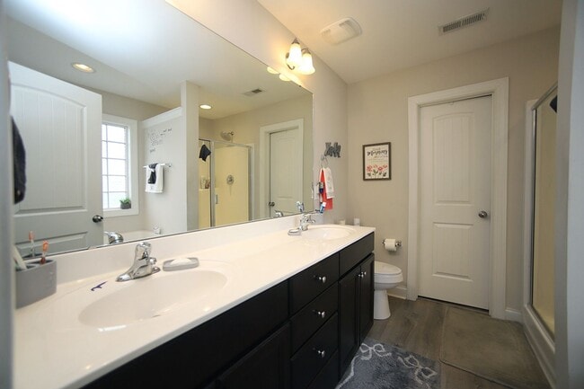 Building Photo - 709 Lone Pine Loop