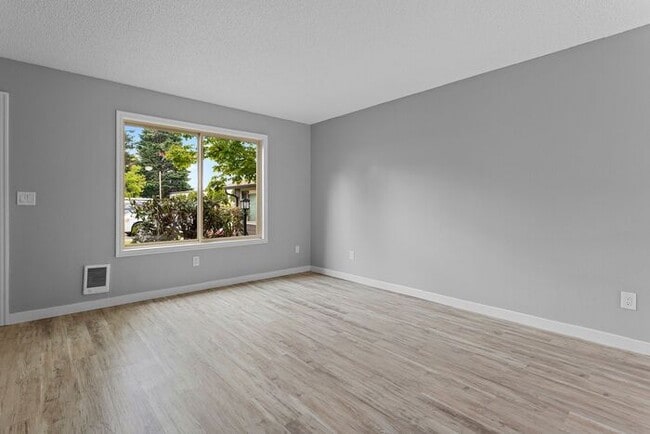 Building Photo - Spacious 2bed/1bath townhome