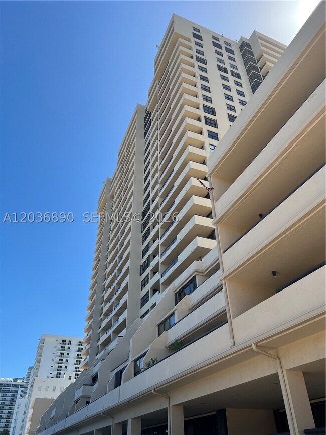 Building Photo - 2555 Collins Ave
